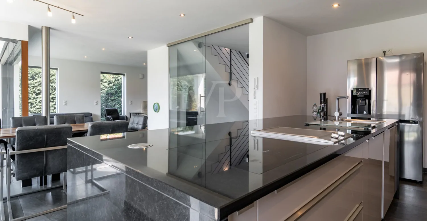 Küche mit Blick in den Wohn-/Essbereich