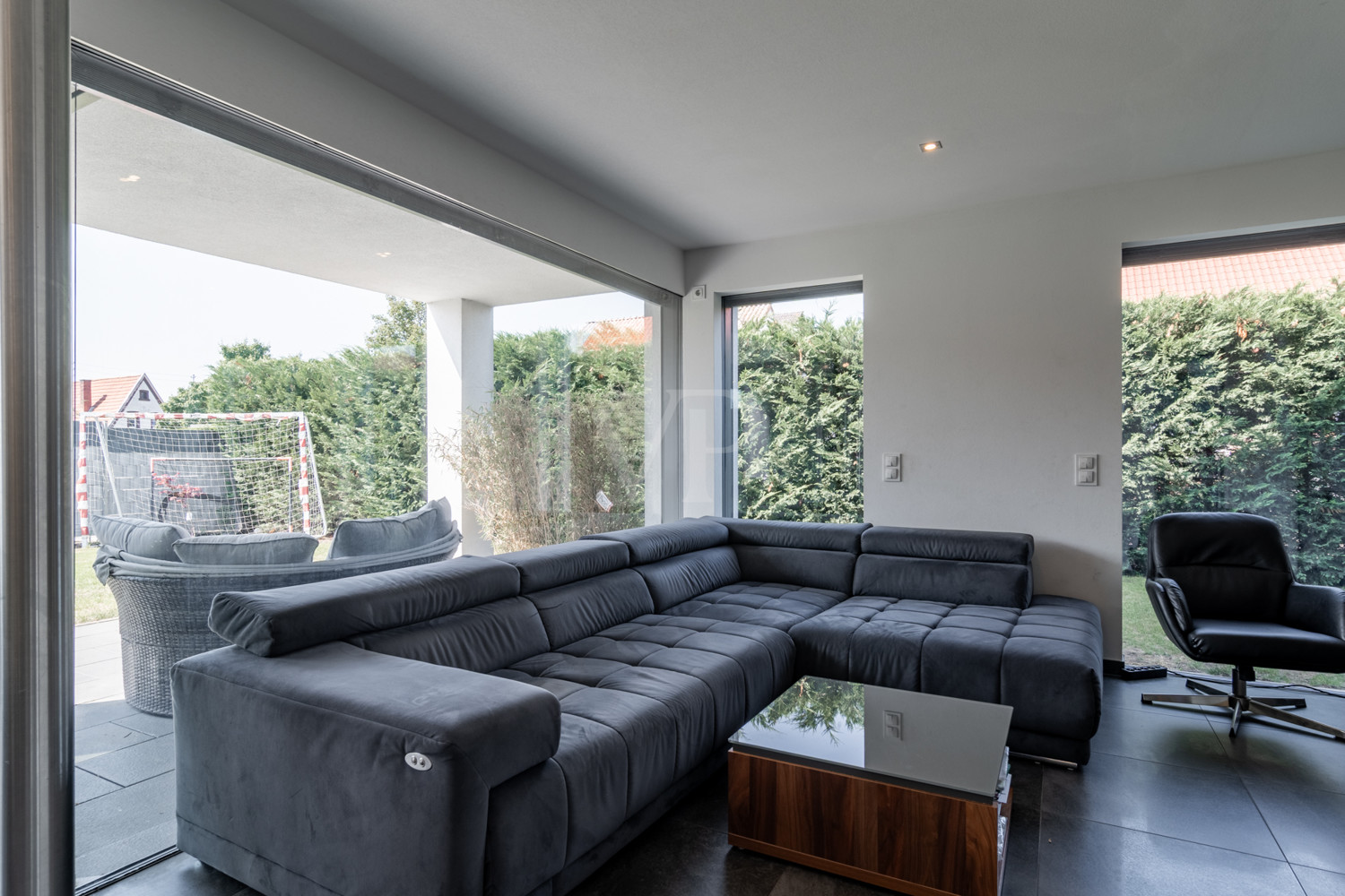 Wohnzimmer mit Blick in den Garten