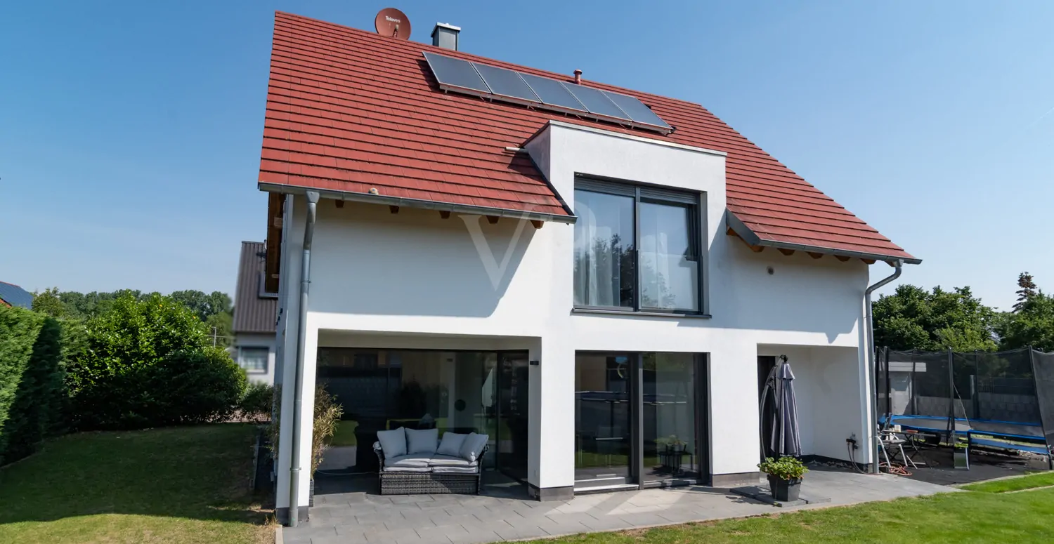 Südseite mit Terrasse und Garten