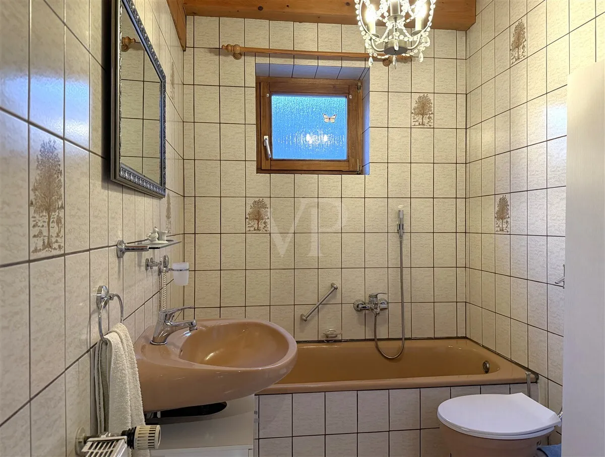 Bad mit Badewanne - linkes Haus