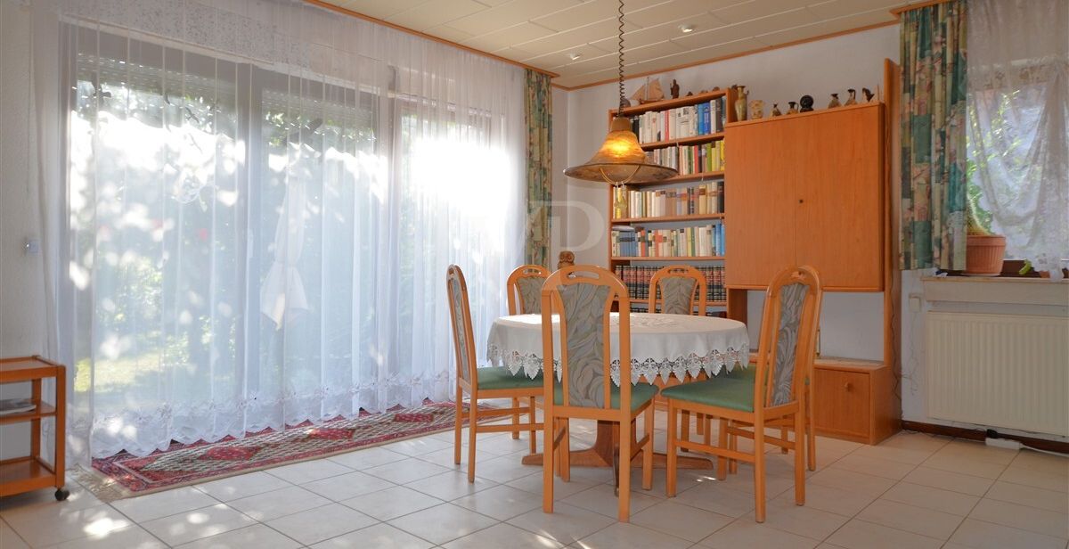 Esszimmer mit Zugang in den Garten