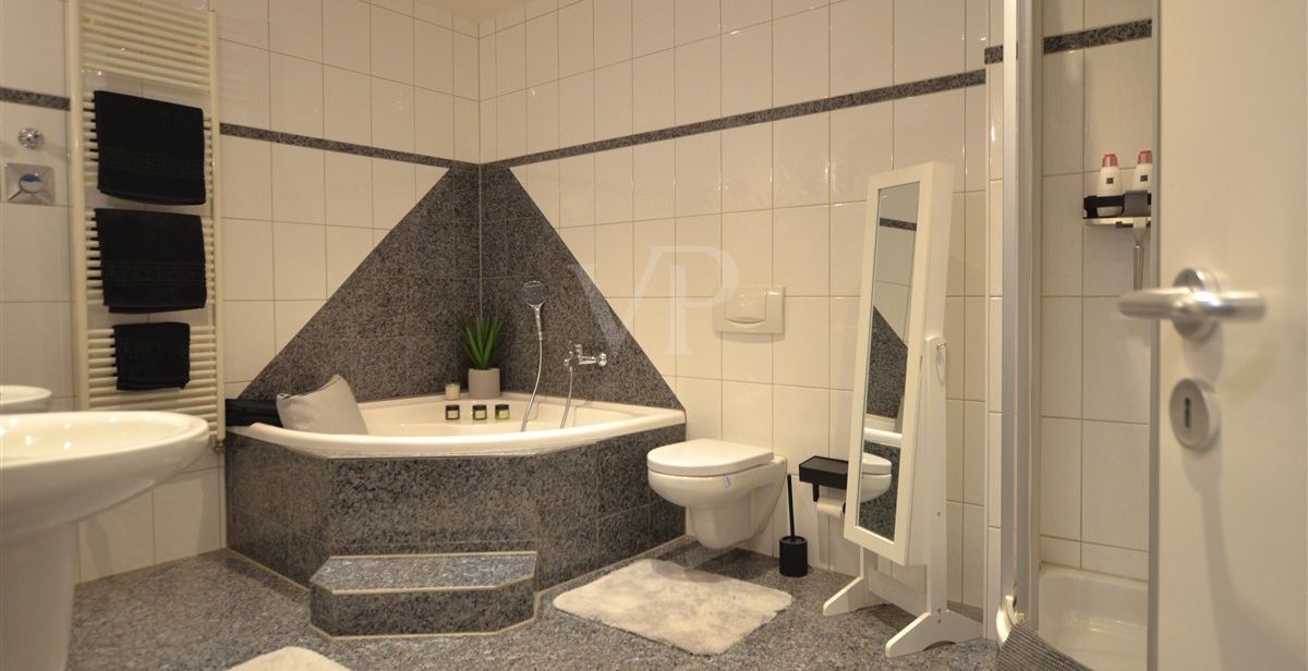 innenliegendes Badezimmer mit Dusche und Badewanne