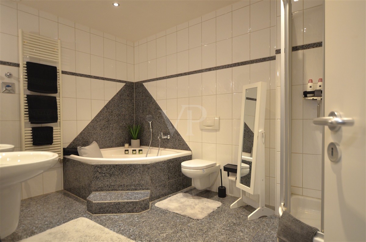innenliegendes Badezimmer mit Dusche und Badewanne