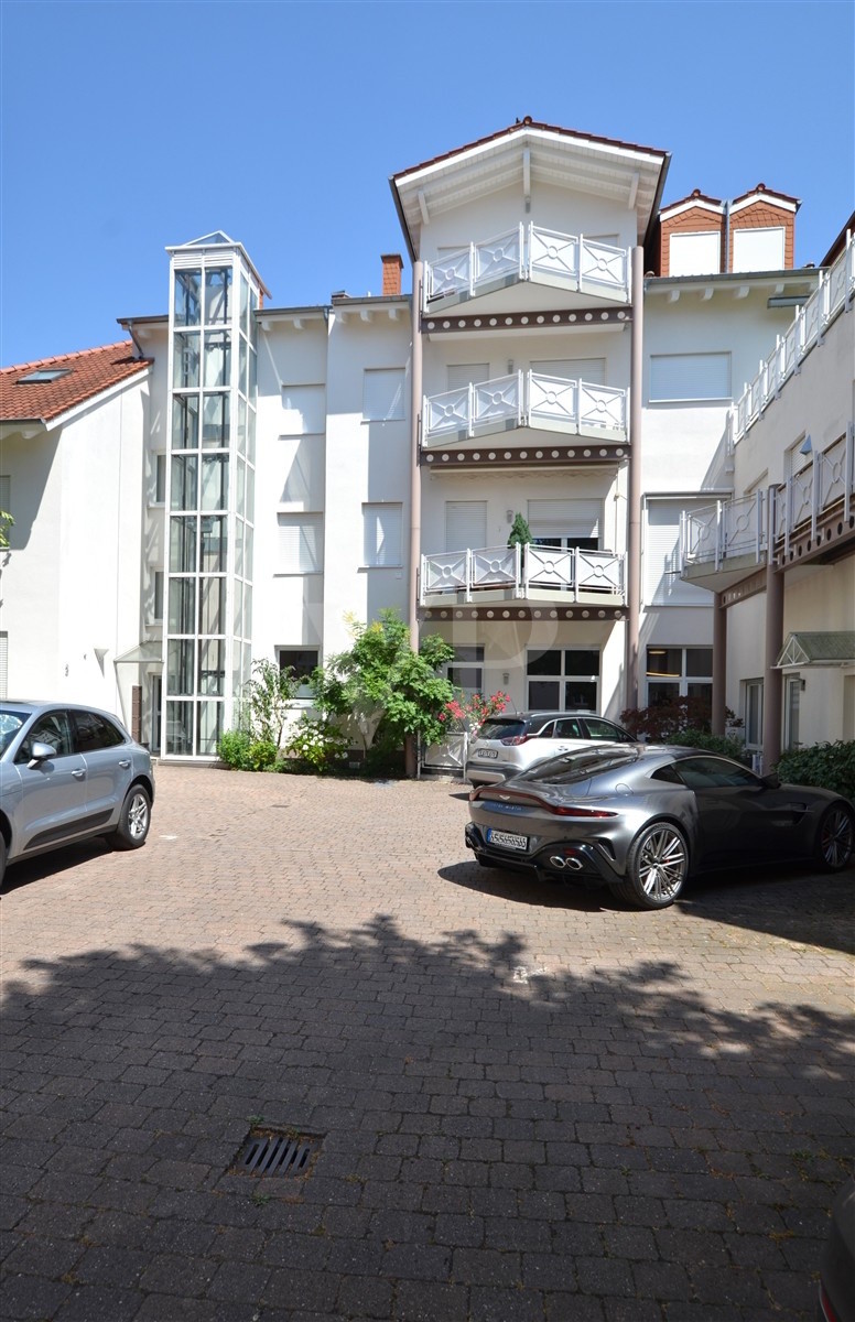 Hausansicht mit Hof