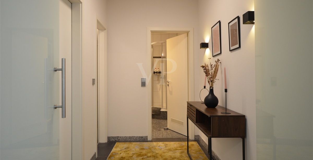 Flur mit Blick ins Badezimmer