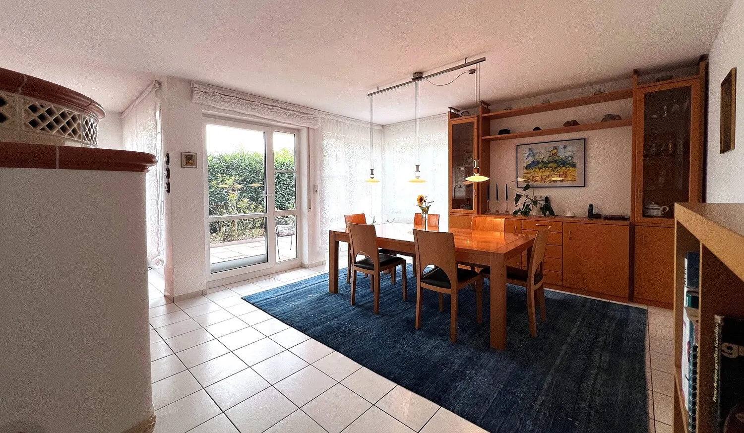 Esszimmer mit Zugang auf die Terrasse