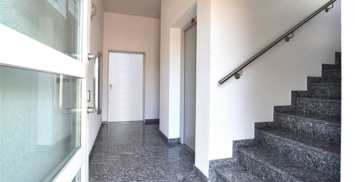 Treppenhaus mit Aufzug