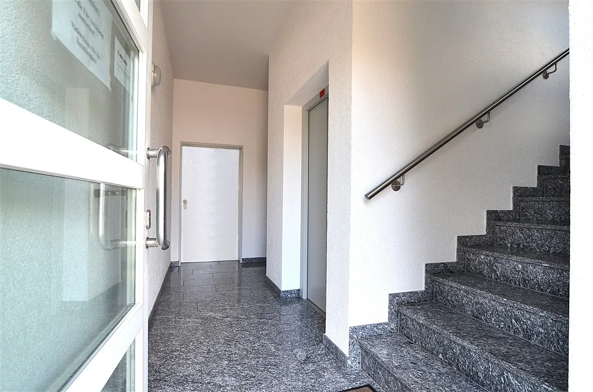 Treppenhaus mit Aufzug