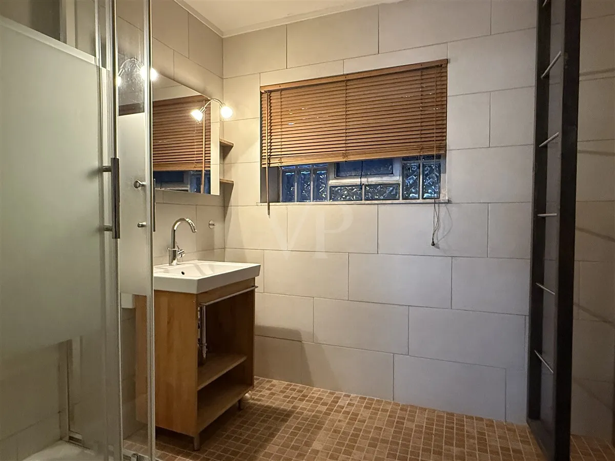 Bad mit Dusche in der Schwimmhalle