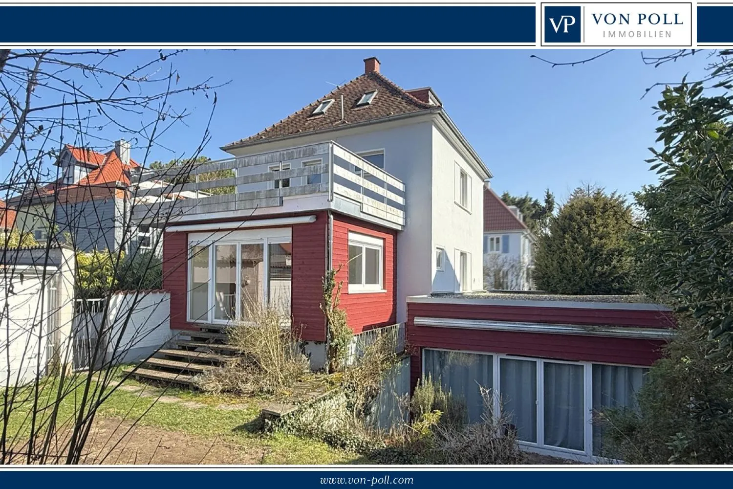 Haus mit Anbauten und Garten