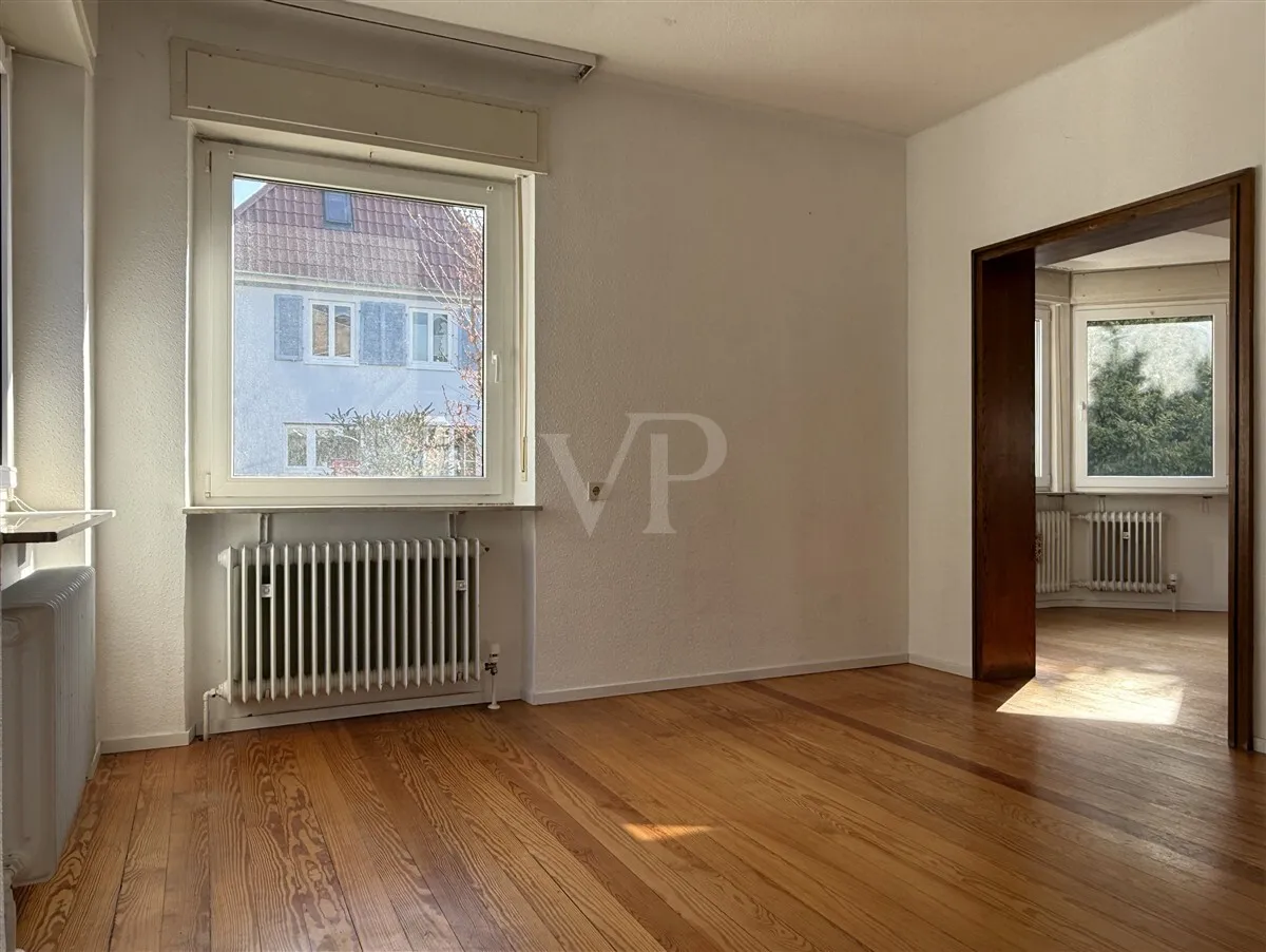 Wohnzimmer mit Blick ins Erkerzimmer
