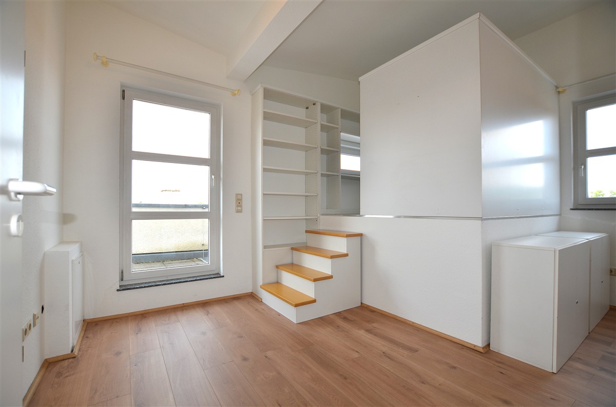 Büro III mit Zugang zur Bibliothek und Dachterrasse