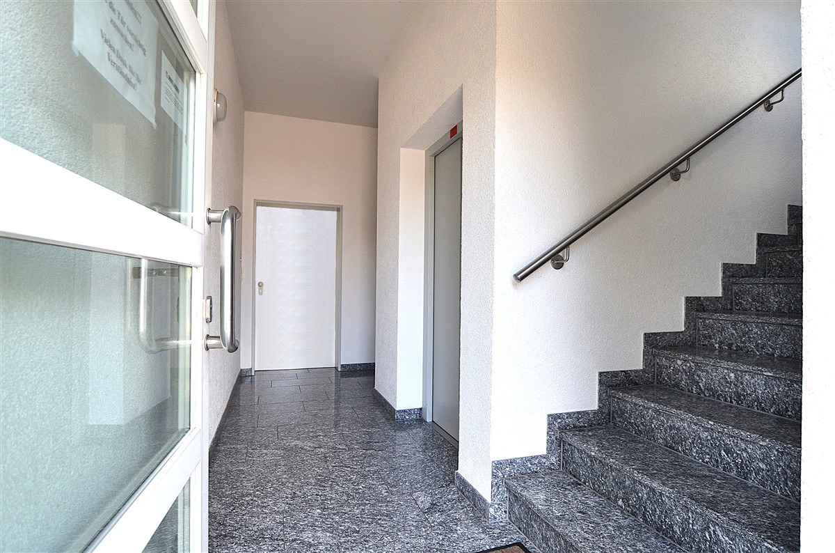 Treppenhaus mit Aufzug