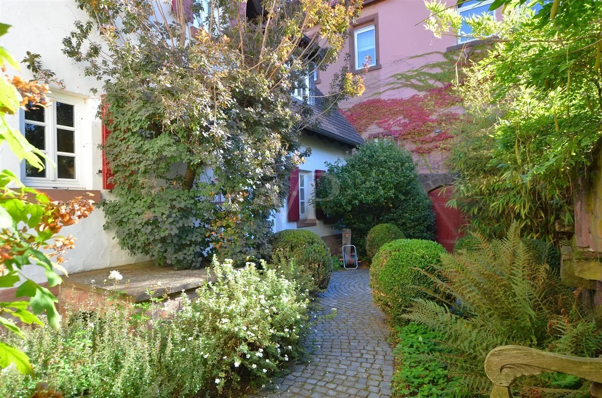 romantischer Garten in Süd-Ausrichtung