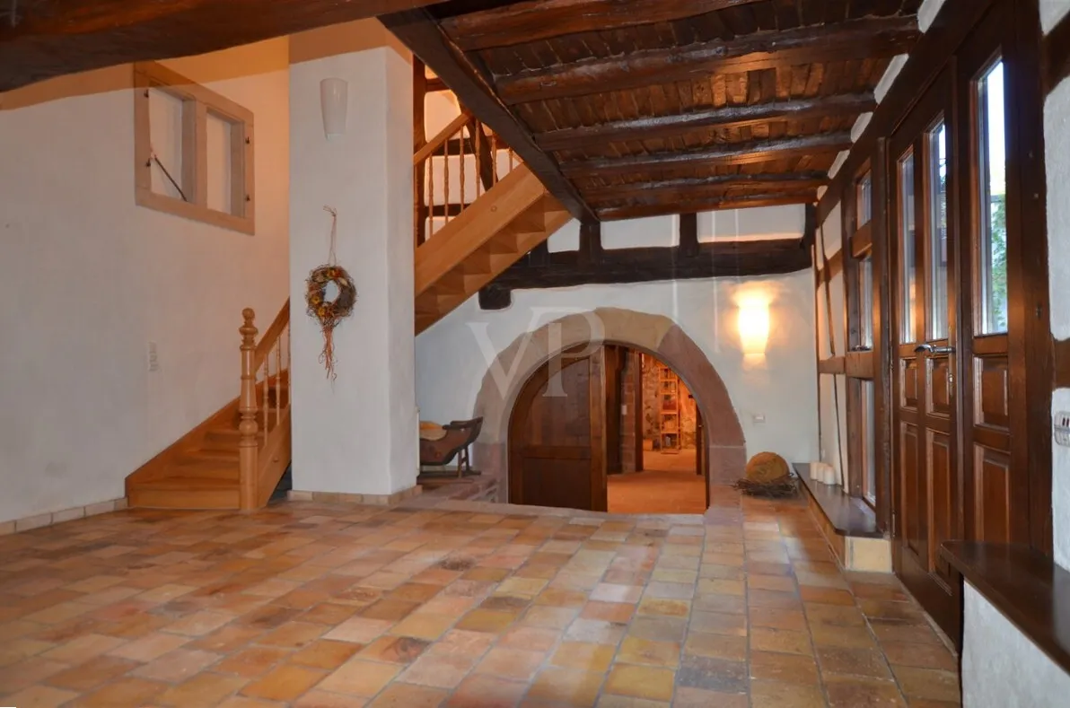 Essbereich mit Zugang in den urigen Keller