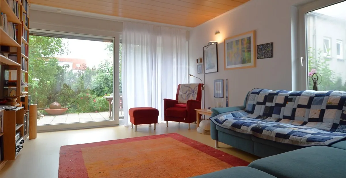 Wohnzimmer mit Zugang auf die Terrasse/Garten