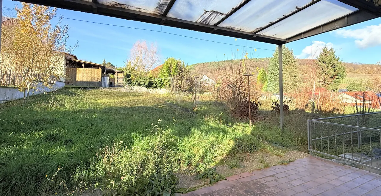 Blick von der Terrasse in den Garten