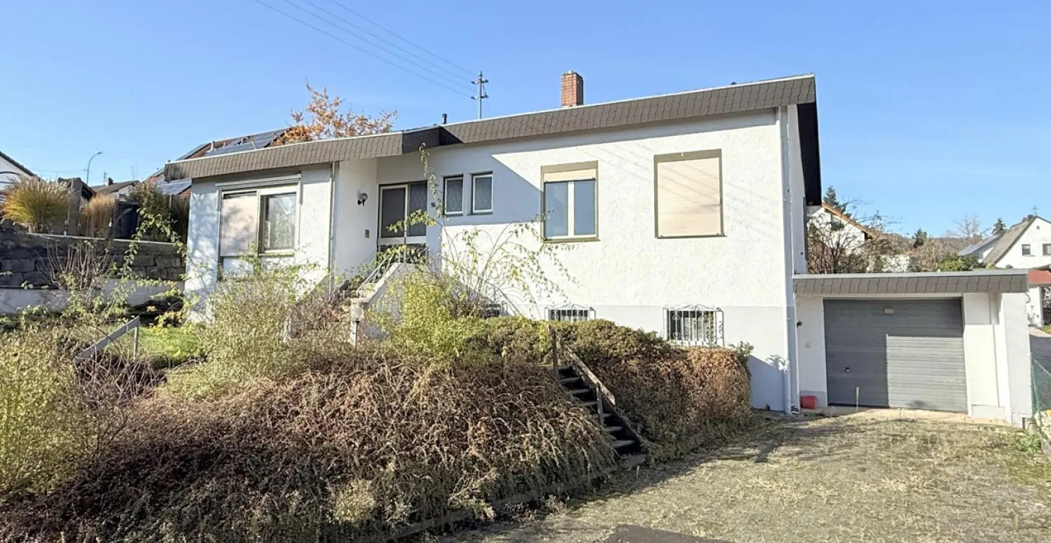 Hausansicht mit Vorgarten