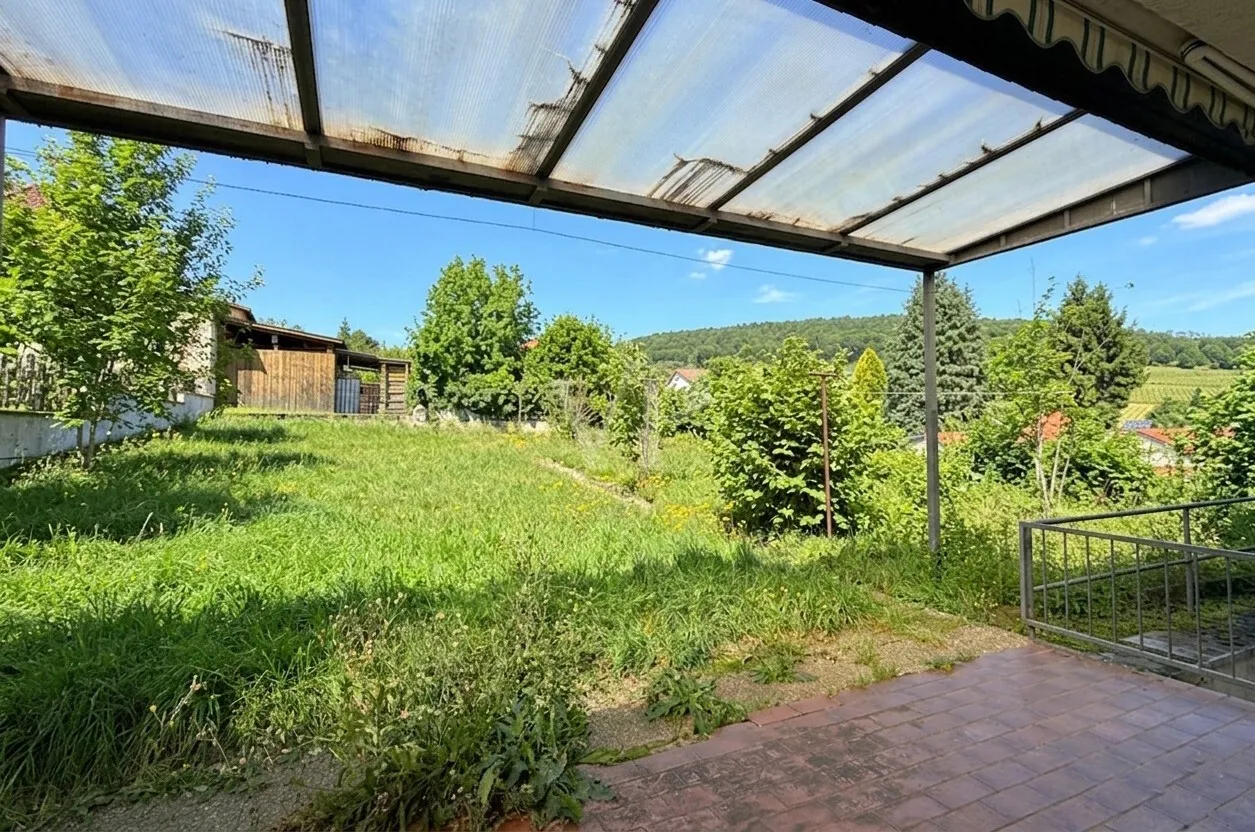 Terrasse mit Blick in den Garten