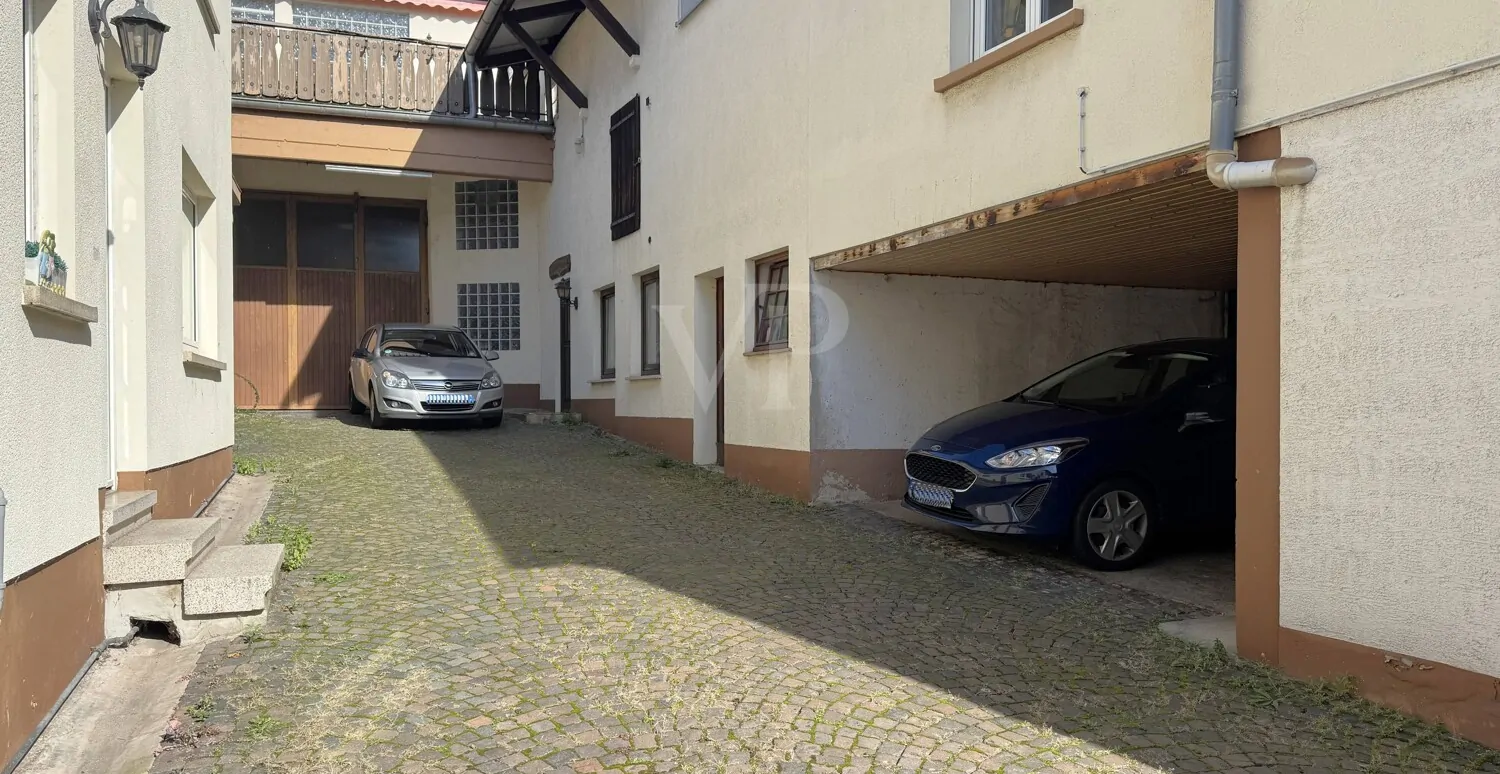 Innenhof mit Stellplatz