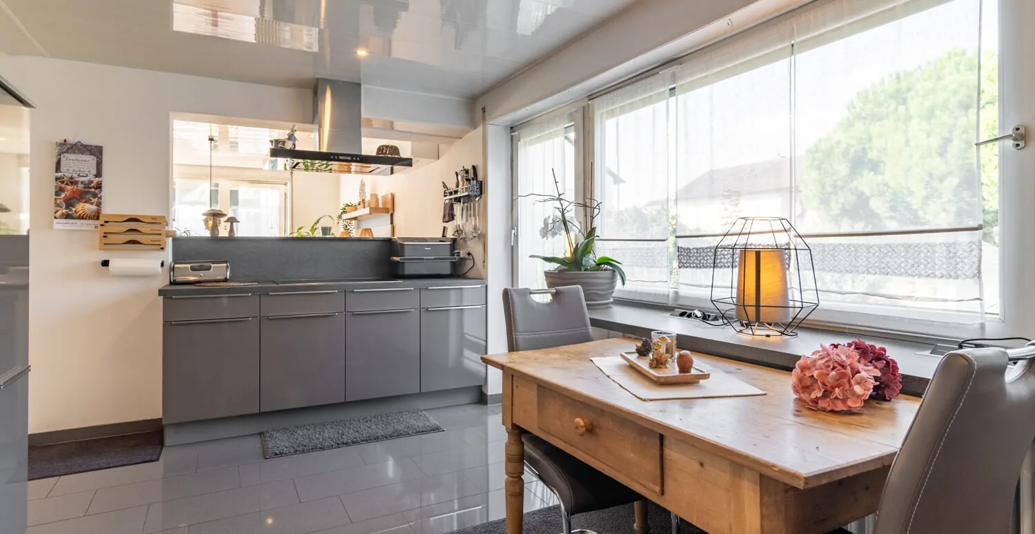 Küche mit großen Fenstern