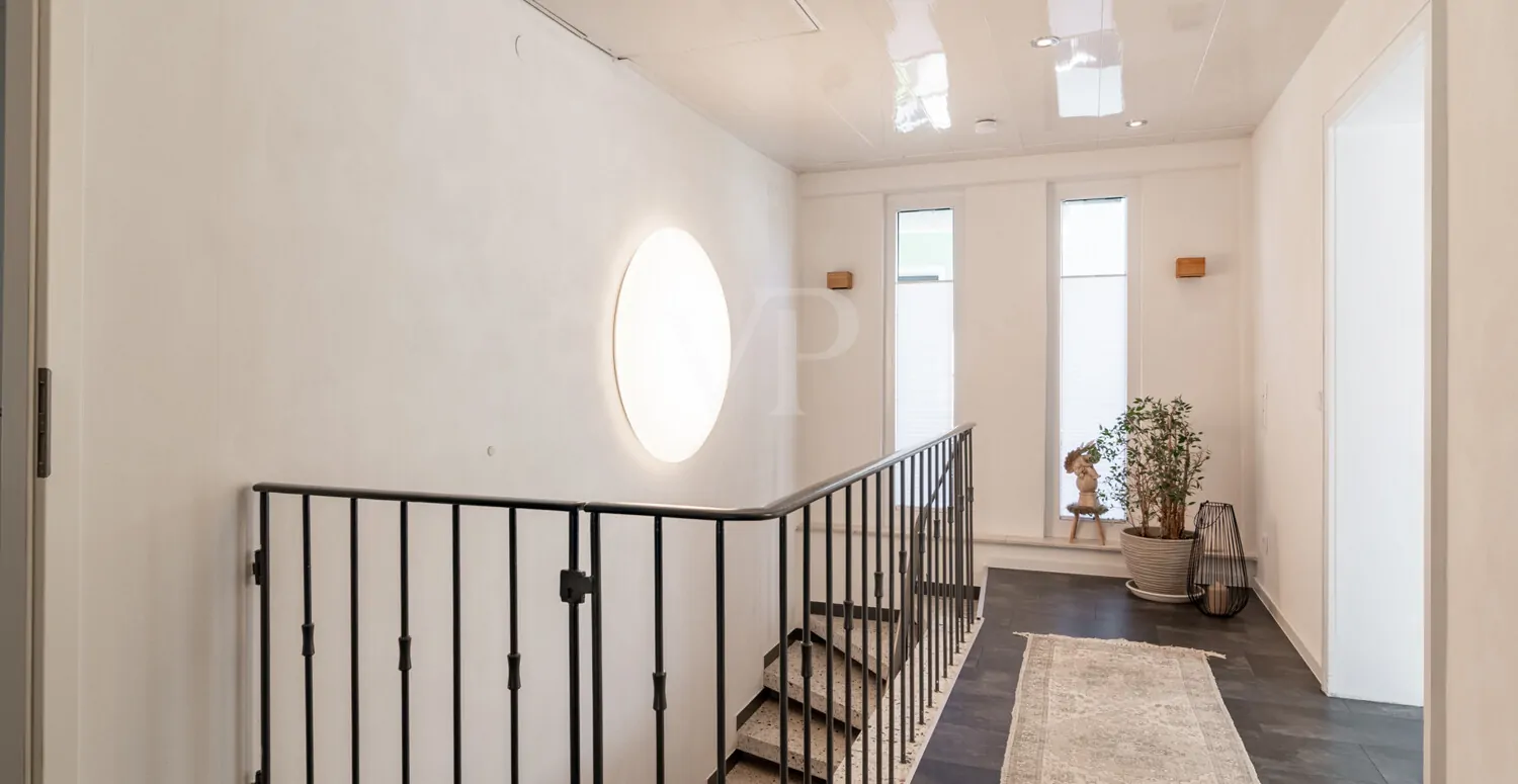 Flur mit Treppe ins Kellergeschoss