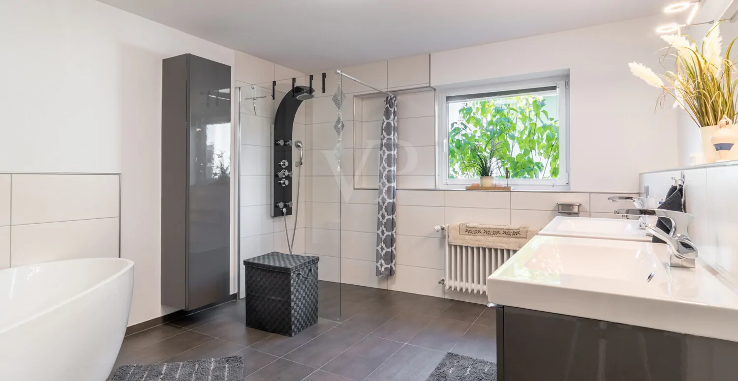 Duschbad mit freistehender Wanne