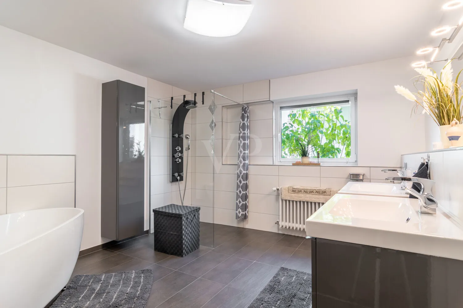 Duschbad mit freistehender Wanne