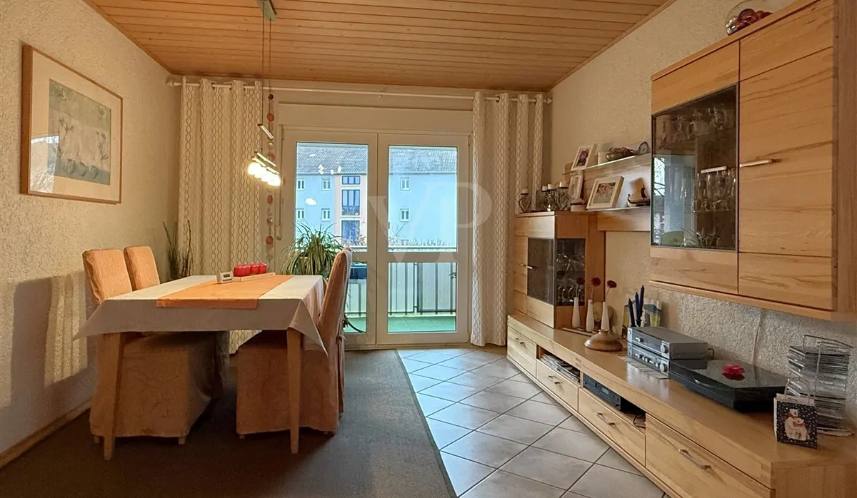 Esszimmer mit Zugang auf den Balkon