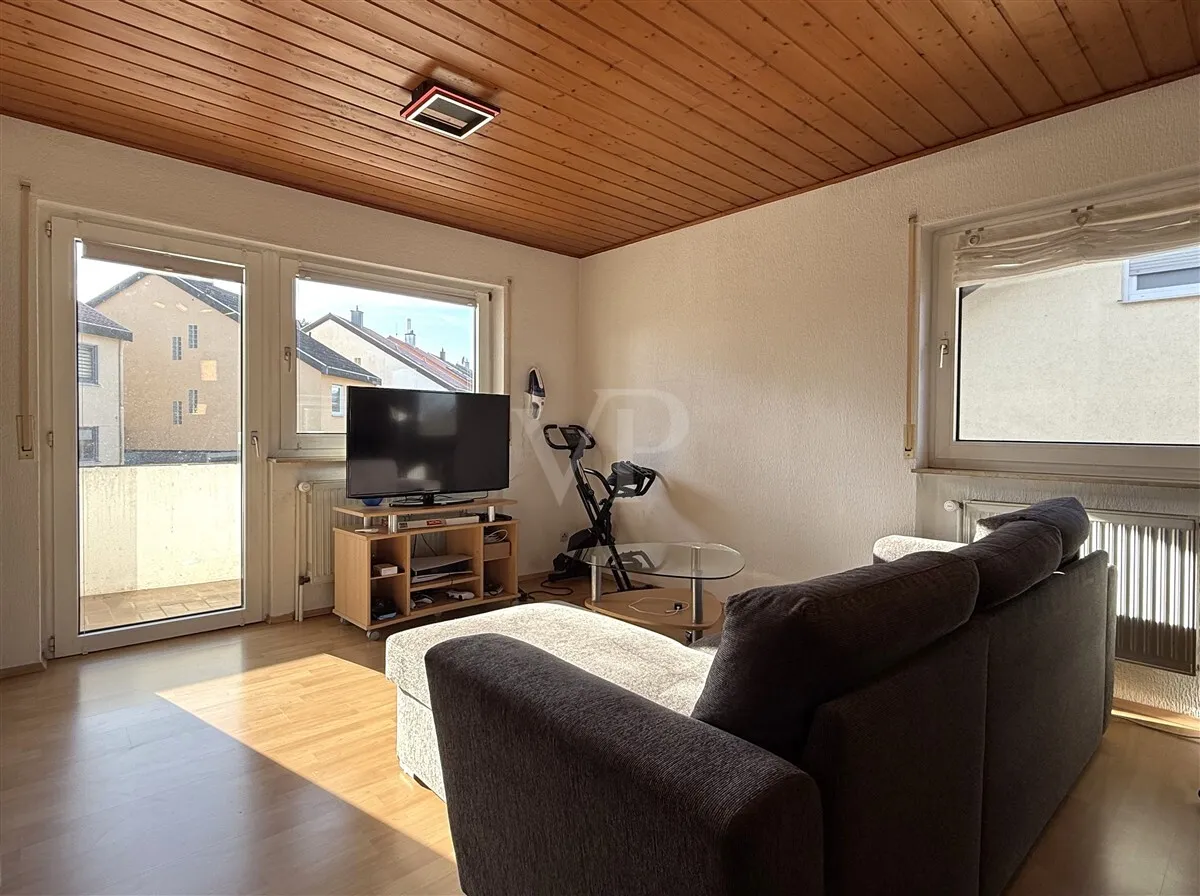 Wohn-/Esszimmer mit Zugang auf den Balkon