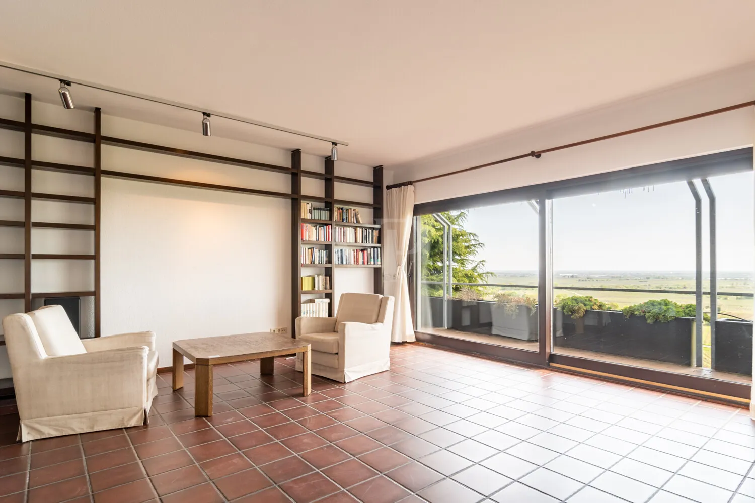 Wohnzimmer mit Blick über die Rheinebene