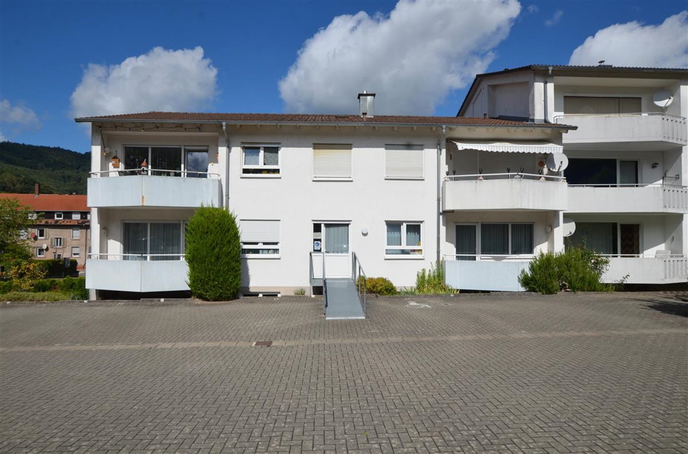 Hausansicht mit Parkplätzen