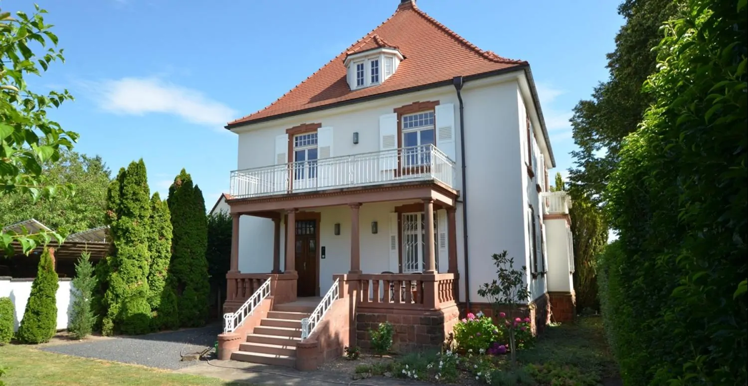 Villa mit Eingangsbereich