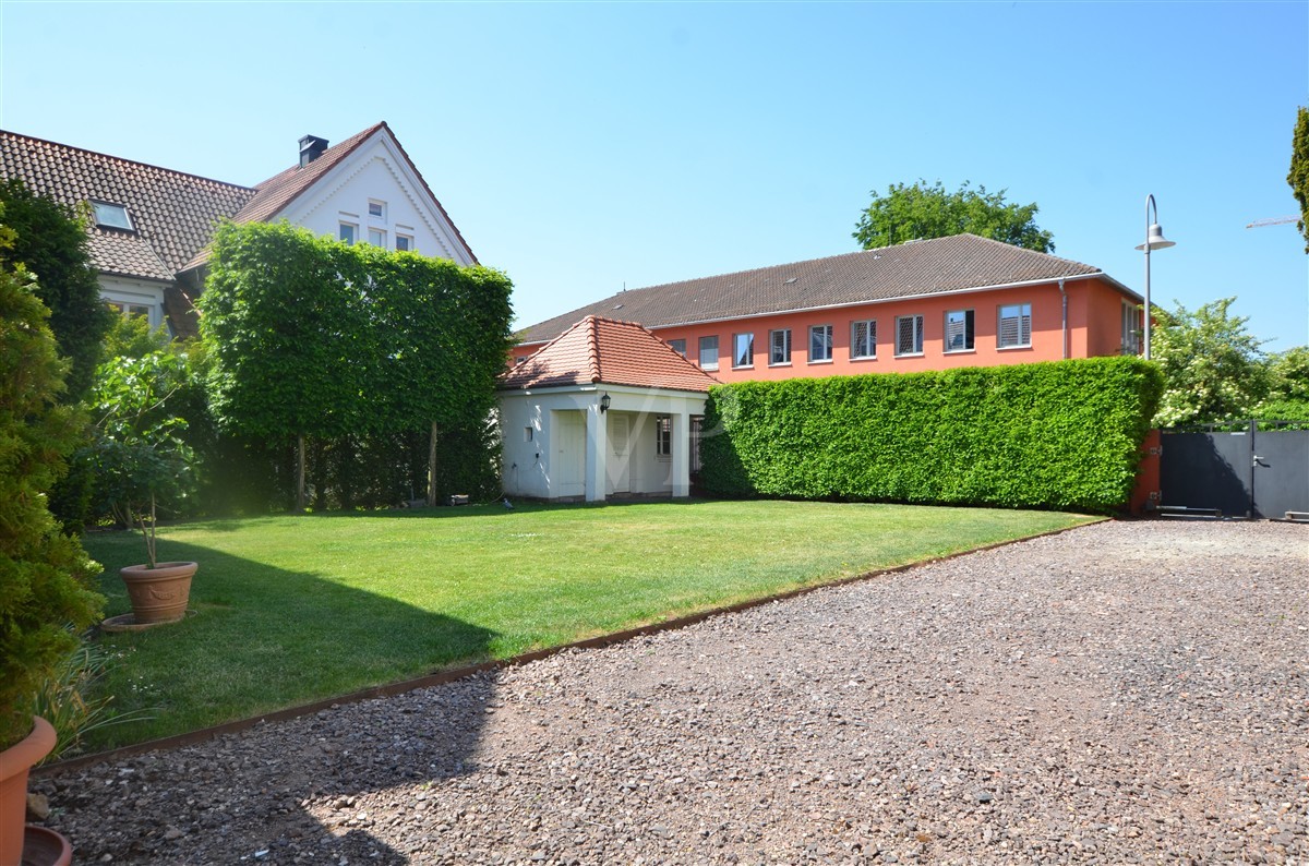 Garten hinter dem Haus mit Außen-Stellplätzen