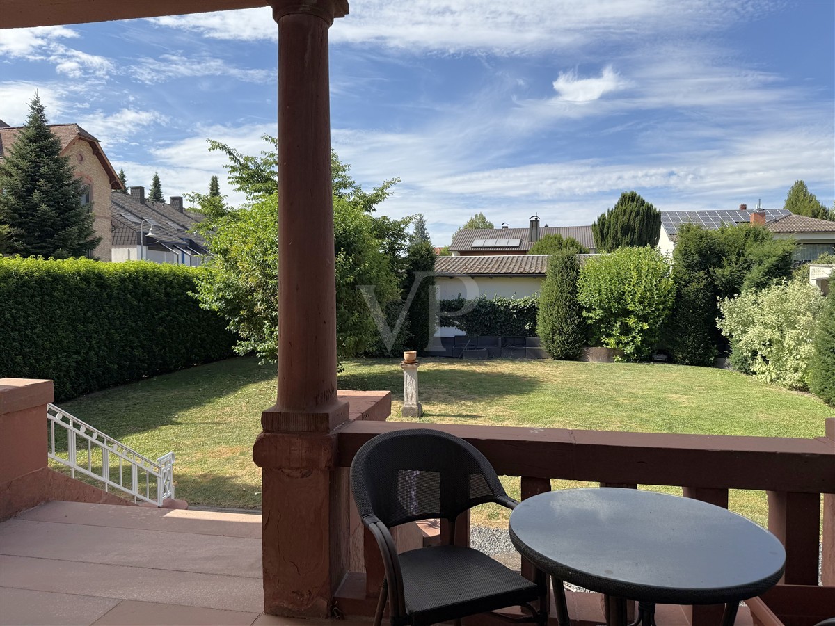 Blick in den Garten vom Eingangsbereich