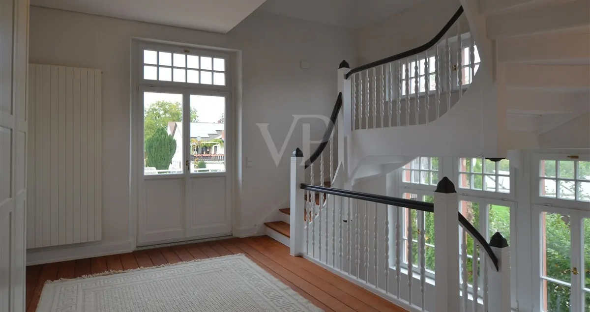 Flur OG mit Zugang auf Balkon