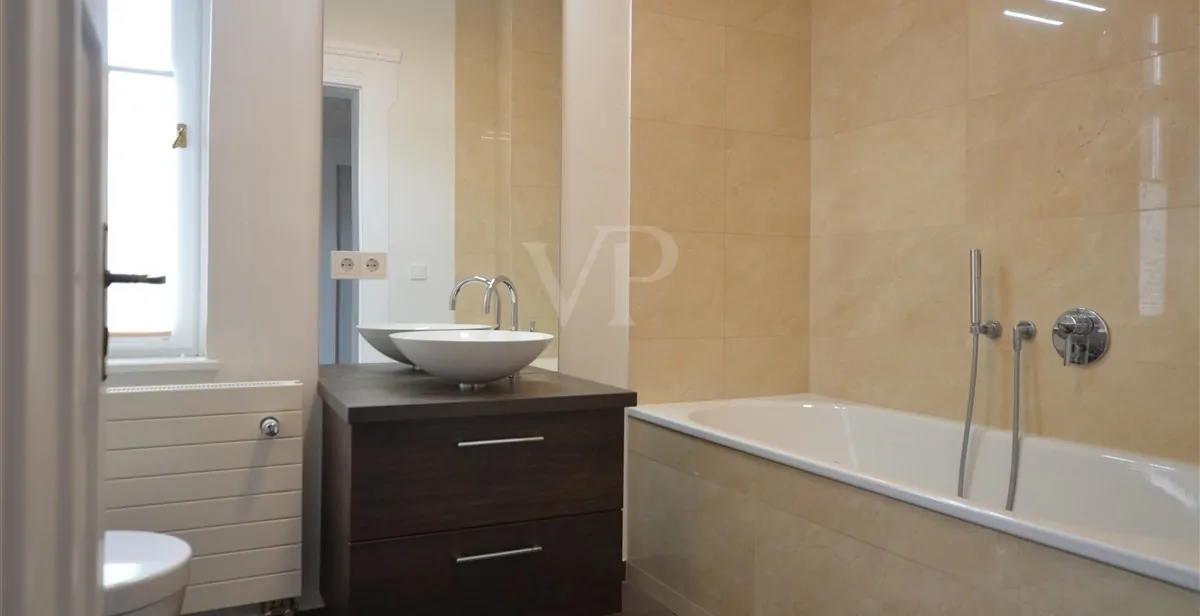 Tageslichtbad mit Badewanne