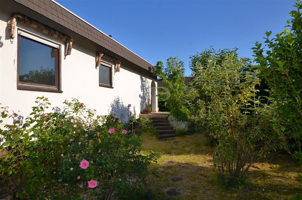 Westseite des Bungalows mit Zugang auf die Terrasse