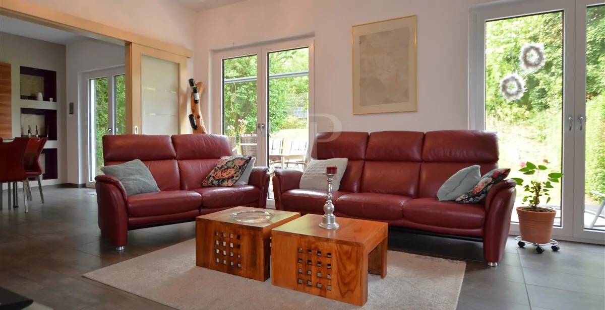 Wohnzimmer mit Blick in Küche und Garten