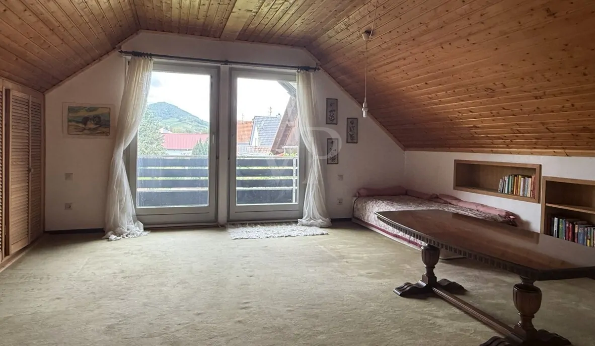 Zimmer mit Zugang auf den Balkon