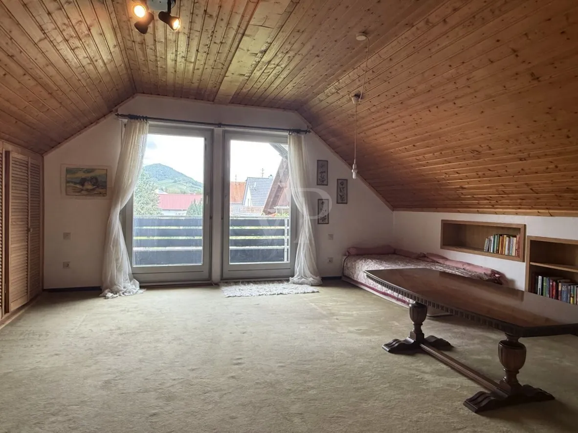 Zimmer mit Zugang auf den Balkon