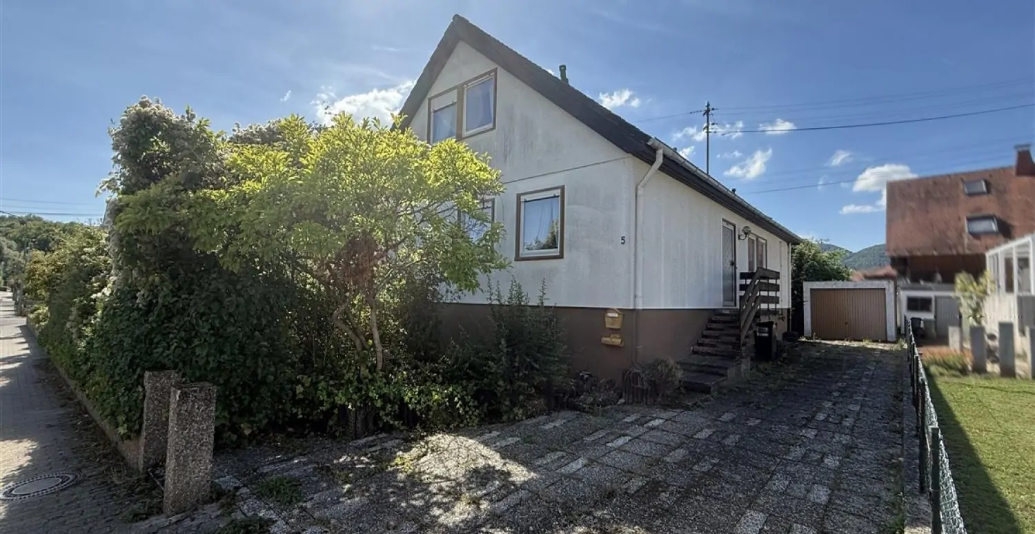 Hausansicht mit Hof und Garage