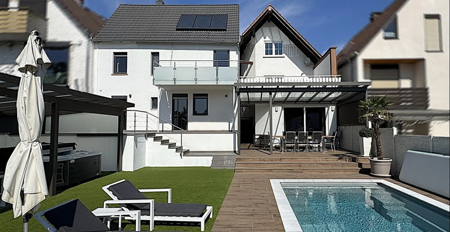 Außenanlage mit Blick auf beide Häuser