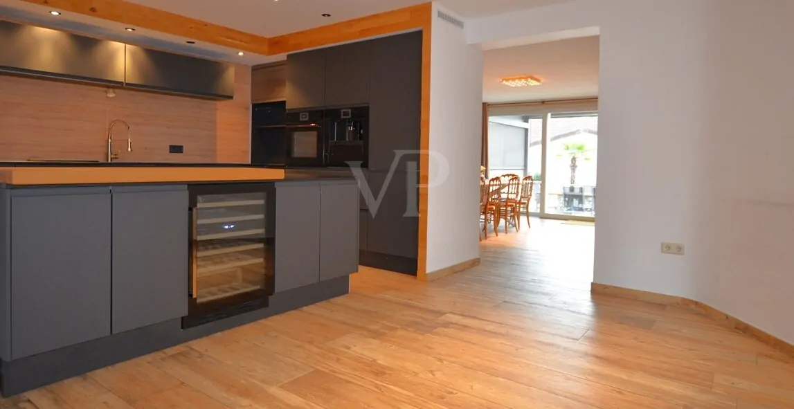 Vorderes Haus: Küche mit Blick ins Wohnzimmer