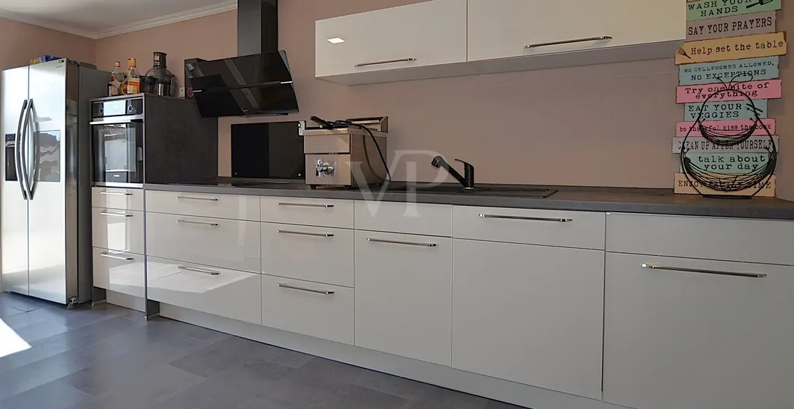 Hinteres Haus: Küche mit Zugang auf die Terrasse