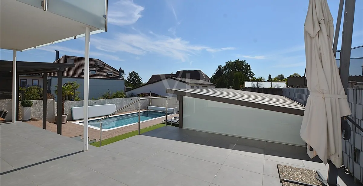 Hinteres Haus: Terrasse mit Blick in den Garten