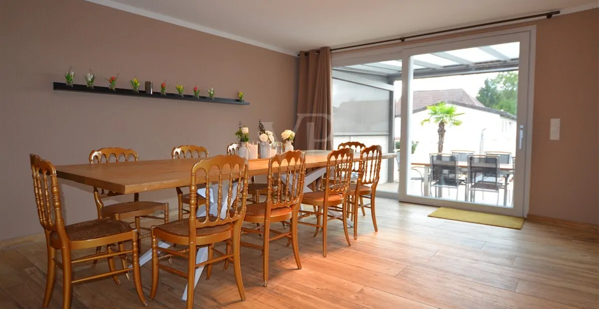 Vorderes Haus: Wohnzimmer mit Zugang auf die Terrasse