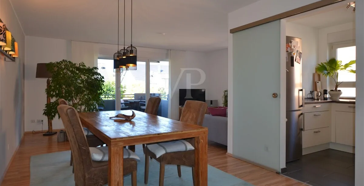 Wohn-/Esszimmer mit Blick in die Küche - 1.OG