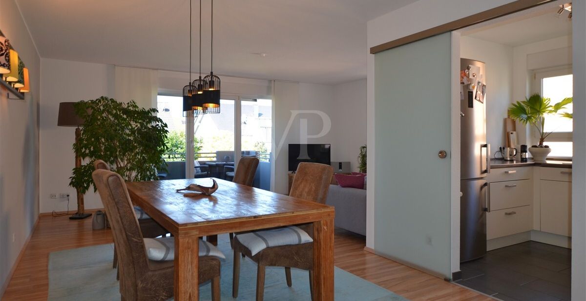 Wohn-/Esszimmer mit Blick in die Küche - 1.OG