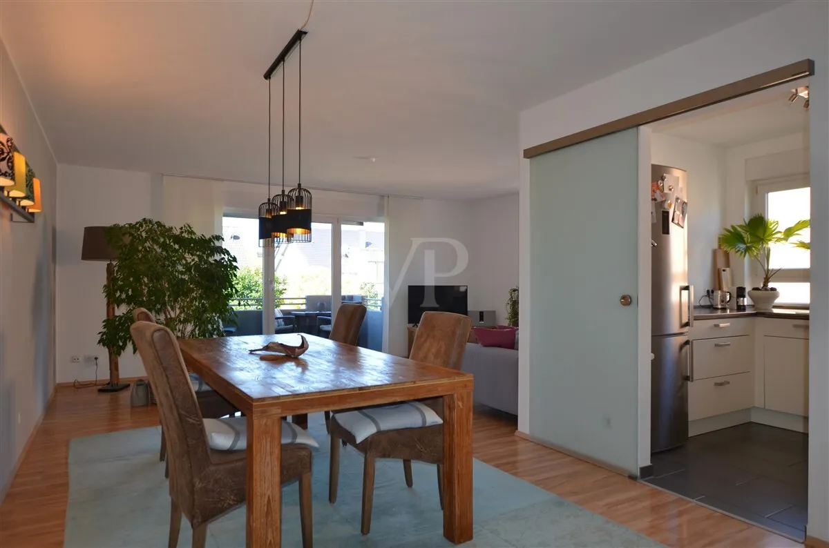 Wohn-/Esszimmer mit Blick in die Küche - 1.OG